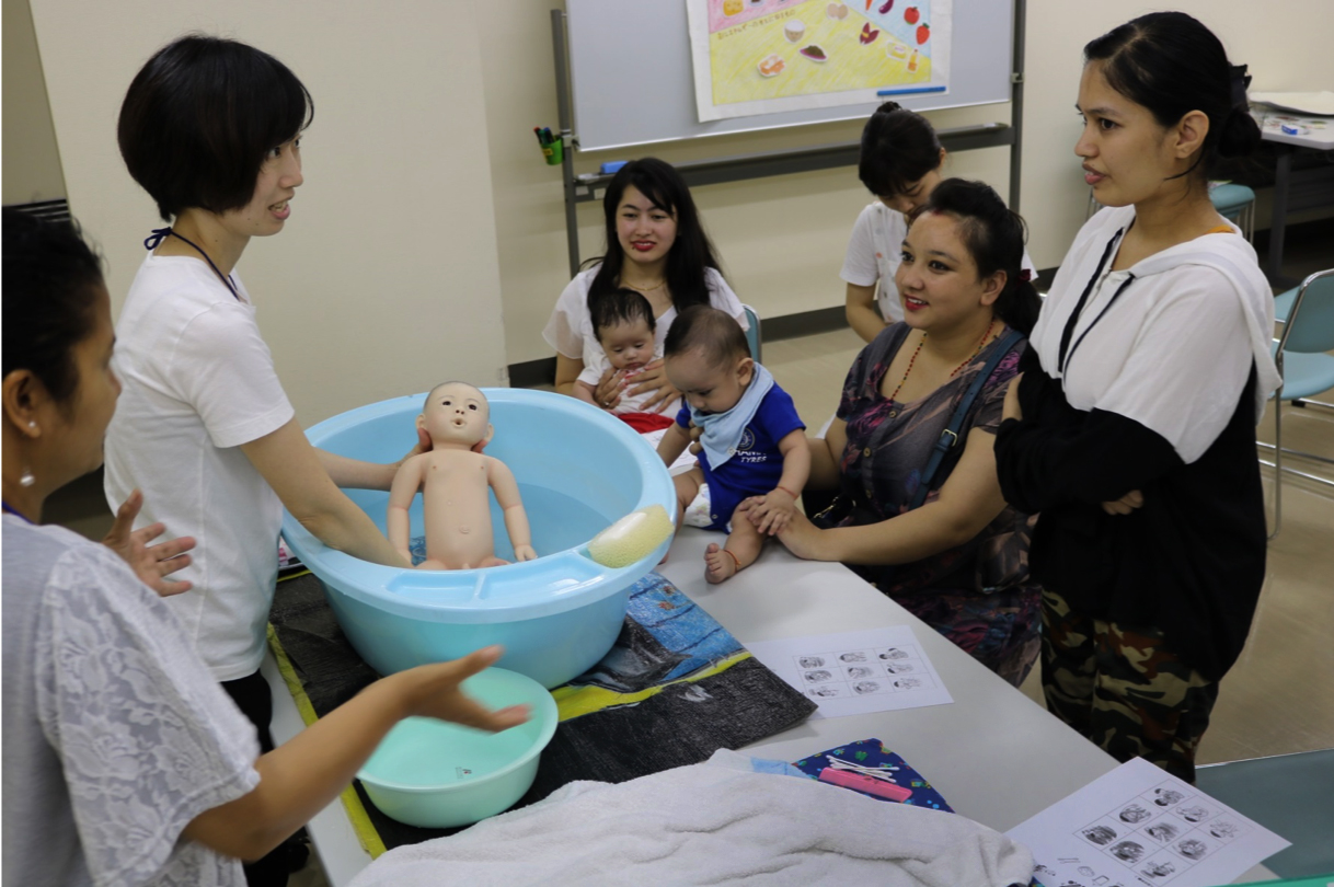 Slider Image Bathing is a good time to ask questions about the baby's wellbeing during consultations.