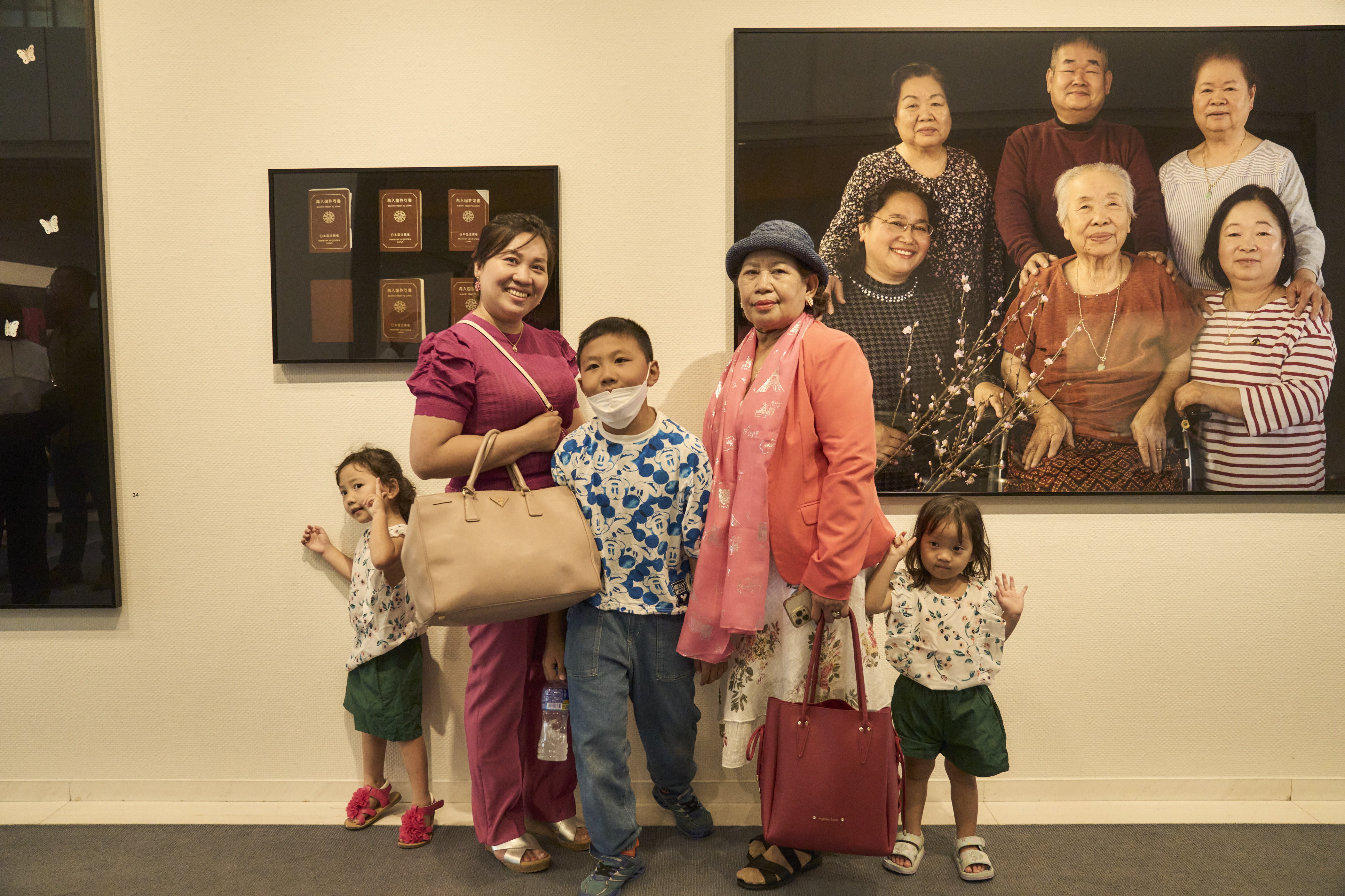 Slider Image A family with Cambodian roots attending Kim Hak's exhibition. Photography by Ryo Fujishima.
<br>キム・ハクの展示会に来場したカンボジア系の家族　写真：藤島 亮