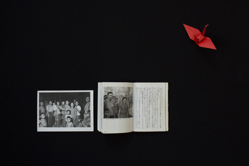 Belongings of Heng Say Kim: photos at Camp 07 and article, Help, which was illustrated with photographs by Japanese photographer Mitome Tadao, who documented the atrocities being committed by the Khmer Rouge upon Cambodians. Photo by Kim Hak.
<br>ヘン・サイキムの所持品：
キャンプ07で撮影された写真と、日本人写真家三留理男の写真を併載した記事「Help」。三留理男はクメール・ルージュがカンボジア人に対して行った残虐行為を記録しました。
写真：キム・ハク